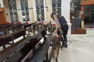 K9 Dikerahkan Ditsamapta Polda Banten Sterilisasi Gereja