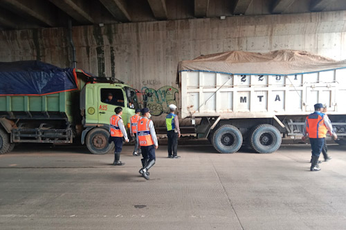 Beroperasi Diluar Jam Operasional, 33 Truk Tanah Dikandangkan di Tangerang