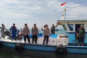 Penuh Perjuangan, Ditpolairud Polda Banten Kawal Pendistribusian Logistik Pemilu 2024 ke Pulau Panjang