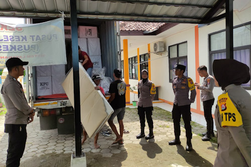 Polwan Polda Banten Amankan Pendistribusian Logistik Pemilu 2024