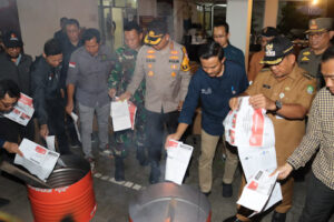 KPUD Kota Tangerang Bersama Polres Metro Tangerang Kota Musnahkan 16.607 Surat Suara