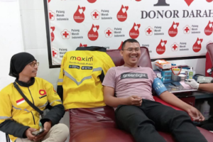 Stok Darah Menipis, Mitra Pengemudi Maxim Pandeglang Donor Darah