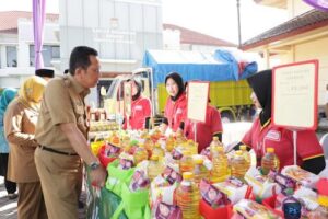 Pj Bupati Tangerang Buka Bazar Pangan Murah di Kronjo