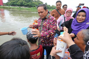 Keramas Bersama Sambut Ramadhan 1445 Hijriah Warga Babakan Tangerang