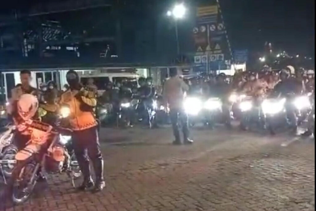 Humanis, Polda Banten Kawal Pemudik Arus Balik di Pelabuhan