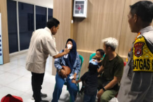 Petugas Evakuasi Pemudik yang Sesak Nafas Di Dermaga VII