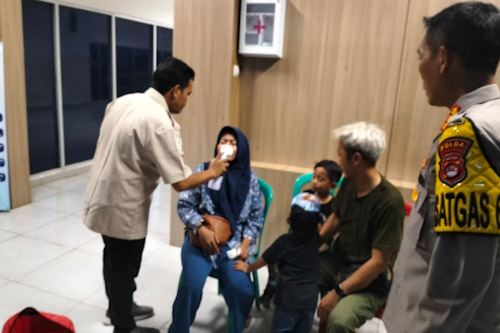 Petugas Evakuasi Pemudik yang Sesak Nafas Di Dermaga VII