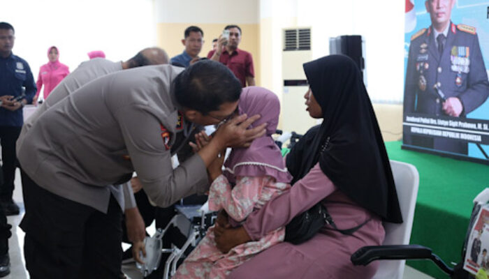 Polda Banten Beri Pengobatan Gratis Untuk Warga Kurang Mampu