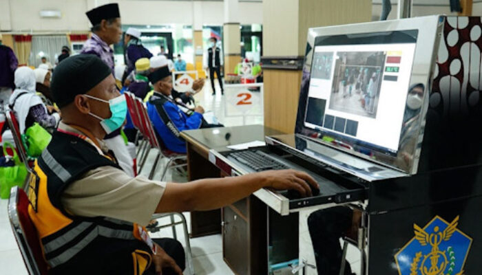 Jemaah Haji Dicek Suhu Tubuh saat Tiba di Asrama Haji