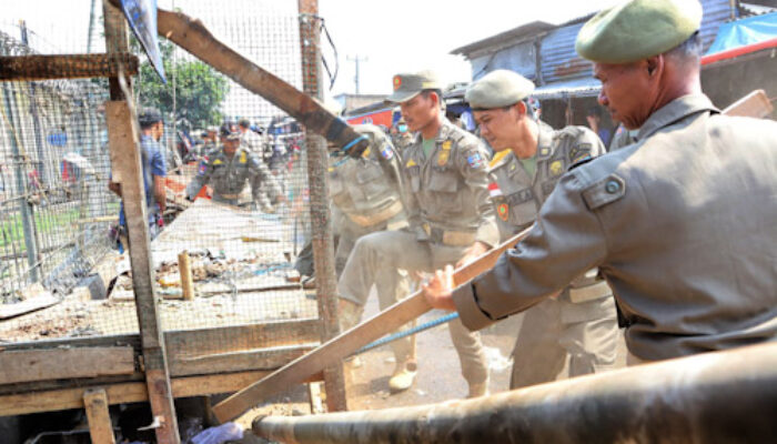 Satpol PP Kabupaten Serang Bongkar Puluhan Lapak di Pasar Ciherang