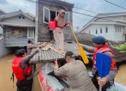 Cerita Kapolsek Pesanggrahan Evakuasi Warga Banjir yang Terjebak dari Lantai Dua