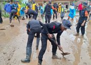 Polda Banten Bersihkan Material Longsor Tutupi Akses Jalan Padarincang