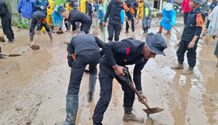 Polda Banten Bersihkan Material Longsor Tutupi Akses Jalan Padarincang