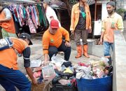DLH Kota Tangerang Bersihkan Sisa Sampah Pascabanjir di Kampung Candulan