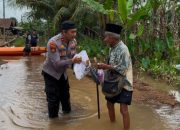 Polda Banten Bagikan Bantuan ke Korban Terdampak di Padarincang