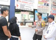 Waspada Anak dan Barang Bawaan, Kapolres Imbau dan Sapa Sejumlah Pemudik di Terminal Poris Plawad