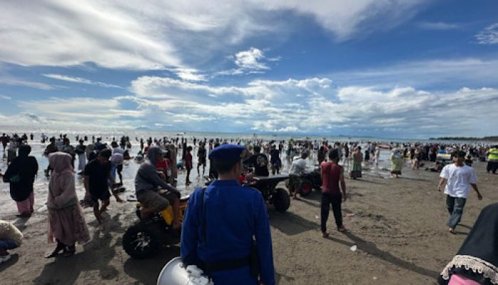 Kawasan Wisata Anyer Penuh, Polda Banten Terapkan Sistem One Way