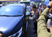 Kapolri Sapa dan Beri Bingkisan ke Pemudik di Tol Kalikangkung