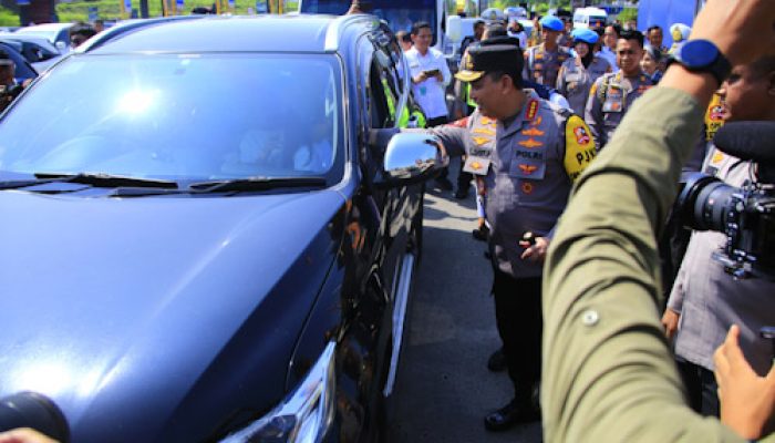 Kapolri Sapa dan Beri Bingkisan ke Pemudik di Tol Kalikangkung