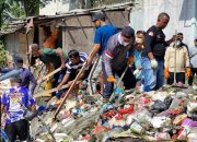 Bupati Tangerang Maesyal Rasyid Terjun Langsung Bersikan Sampah