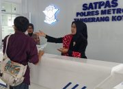 Semarak Hari Kartini, Satpas SIM Polres Metro Tangerang Kota Layani Masyarakat Kenakan Pakaian Adat