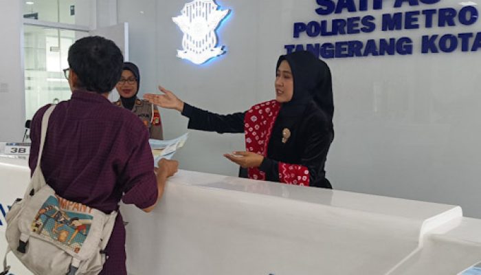 Semarak Hari Kartini, Satpas SIM Polres Metro Tangerang Kota Layani Masyarakat Kenakan Pakaian Adat