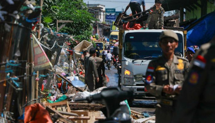 Lapak PKL di Pasar Ciherang Cikande Dibongkar Satpol PP