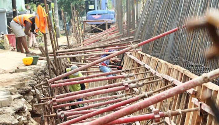 Pemkot Tangerang Bangun Turap Beton di Pinang Griya