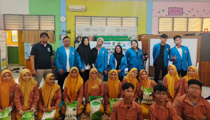 Mahasiswa Unpam Ajak Siswa Waspada Cyber Bullying, Sambil Berbagi Santunan