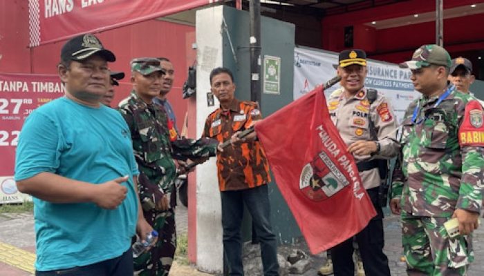 Polisi Tertibkan Ratusan Bendera Ormas di Jakpus