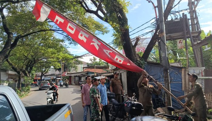 Bendera Ormas di Kota Tangerang Ditertibkan Polisi Bersama Petugas Gabungan