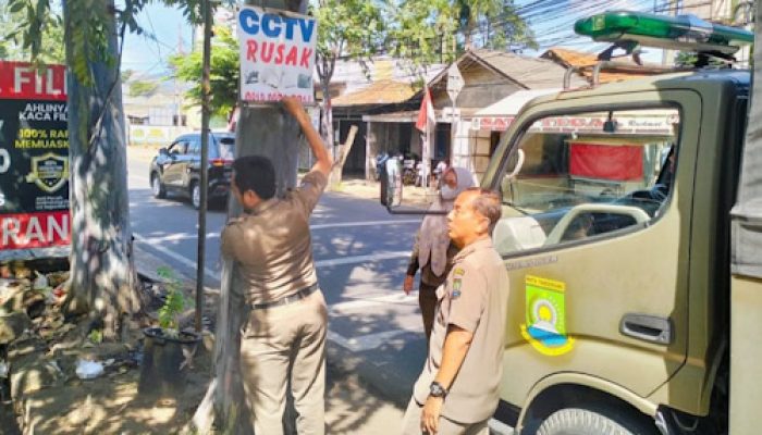 Satpol PP Kota Tangerang Tertibkan Spanduk Liar di Jalan Protokol