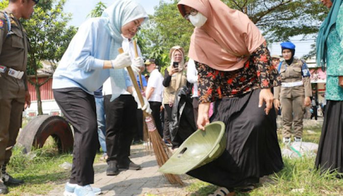 Ratu Rachmatuzakiyah Pimpin Gerebeg Sampah di Cikande
