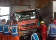 Truk Hantam Minibus di Jagorawi