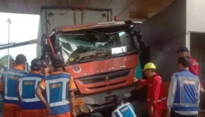 Truk Hantam Minibus di Jagorawi