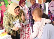 Intan Serahkan Bantuan Makanan Tambahan Cegah Stunting