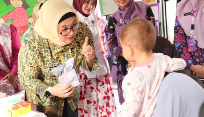 Intan Serahkan Bantuan Makanan Tambahan Cegah Stunting