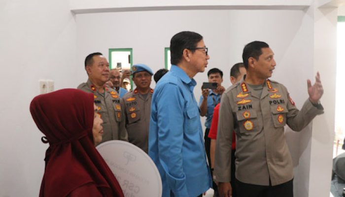 Bedah Rumah Hari Bhayangkara ke-79, Kapolres Serahkan Kunci Rumah Warga