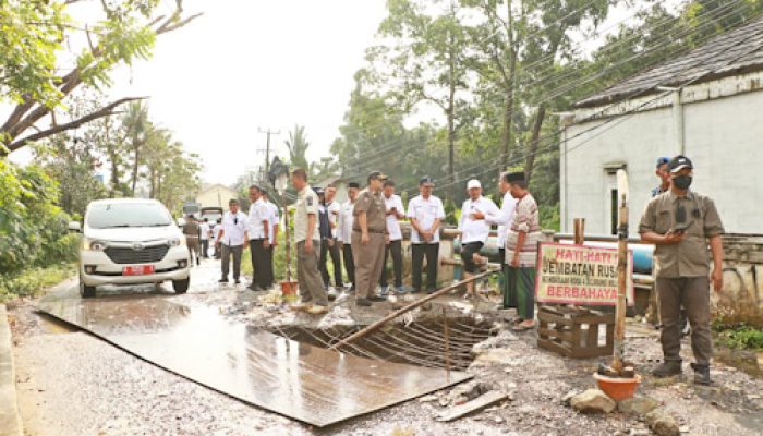 Rusak, Wabup Serang Najib Hamas Tinjau Jembatan Cikambuy