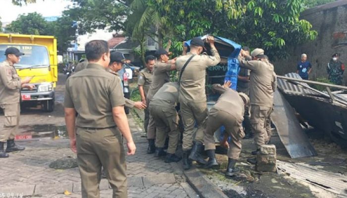Satpol PP Kota Tangerang Bongkar Bangli di Perumahan Aster