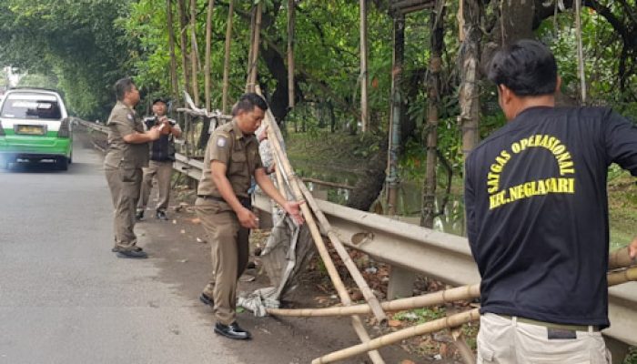 Trantib Kecamatan Neglasari Operasi Spanduk Komersil Tanpa Izin