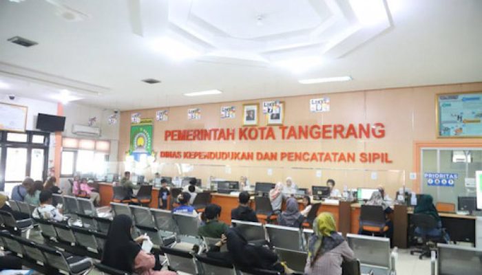 Disdukcapil Buka Empat Loket Legalisir Akta Kelahiran untuk Pendaftaran SMA/SMK