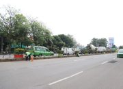 Pemkot Tangerang Cat Ulang Pot Tanamanan di Jalan Daan Mogot