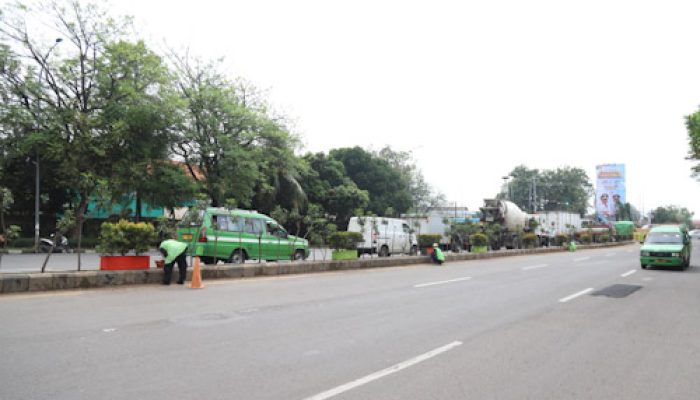 Pemkot Tangerang Cat Ulang Pot Tanamanan di Jalan Daan Mogot