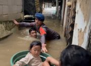 Dengan Ember, Evakuasi Balita di Jaktim Dilakukan Dengan Sigap