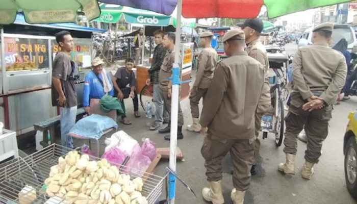 Satpol PP Tertibkan PKL Pasar Anyar Tangerang