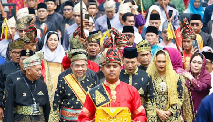 Kapolri Terima Anugerah Adat Ingatan Budi dari LAM Riau