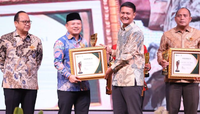 Turidi Susanto Wakil Ketua DPRD Kota Tangerang Raih Award Forum Pimred Multimedia