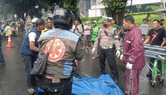 Jalan Licin Hujan, Polisi Imbau Pengendara Konsentrasi dan Waspada Kecalakaan