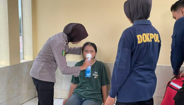 Biddokkes Polda Banten Bantu Peserta Aksi yang Alami Gangguan Kesehatan